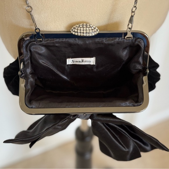 Elegant Black Velvet Clutch with Satin Bow - Picture 5 of 10